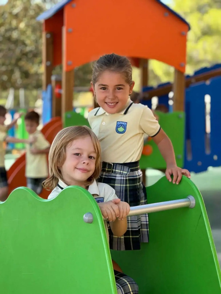 Alumnos del Colegio Alfinach jugando en el recreo