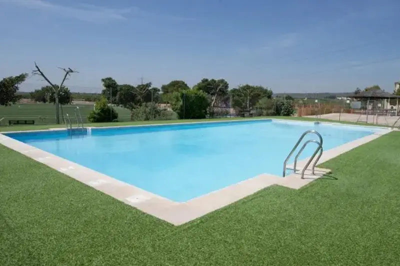 Piscina exterior del Colegio Alfinach